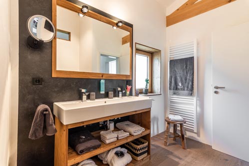 Ferienwohnung Seeheimat | Uriges Badezimmer mit großem Spiegel