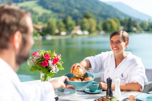 Ferienwohnung Seeheimat | Frühstücksgenuss auf der Terrasse direkt am Schliersee