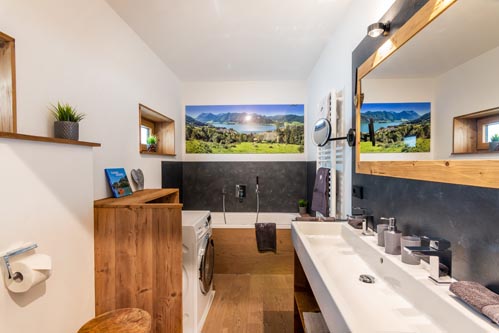 Ferienwohnung Seeheimat | Modernes Badezimmer mit großer Spiegelfront