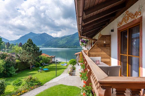 Ferienwohnung Seeheimat | Blick vom Balkon auf das Grundstück und den Schliersee
