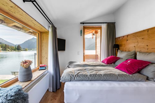 Ferienwohnung Seeheimat | Schlafzimmer mit Seeblick & Balkonzugang
