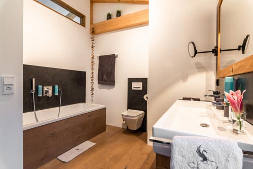 Ferienwohnung Seeheimat | Uriges Badezimmer mit Badewanne