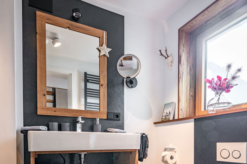 Ferienwohnung Seeheimat | Badezimmerspiegel mit Rahmen aus Altholz