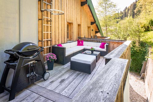 Ferienwohnung Hochsitz | Außenansicht der Terrasse mit Lounge & Grill