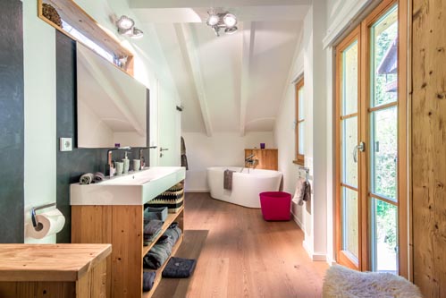 Ferienwohnung Hochsitz | Modernes Badezimmer mit Badewann & Blick ins Grüne